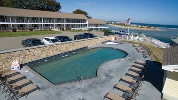 季節性室外游泳池,開放時間為 09:00 至 21:00,提供泳池遮陽傘和日光浴躺椅