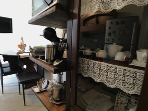 Fridge, oven, stovetop, cookware/dishes/utensils