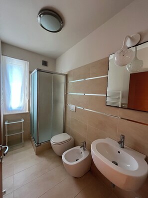 Douche, sèche-cheveux, bidet