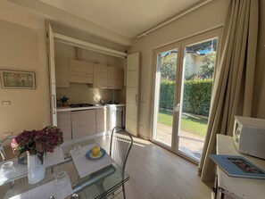 Kühlschrank, Mikrowelle, Herdplatte, Geschirrspüler