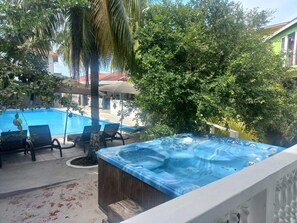 Outdoor spa tub - Bay Heights Bed and Breakfast (Gros Islet)