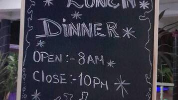 Petit déjeuner continental (10 USD par personne)