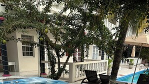 Outdoor spa tub - Bay Heights Bed and Breakfast (Gros Islet)
