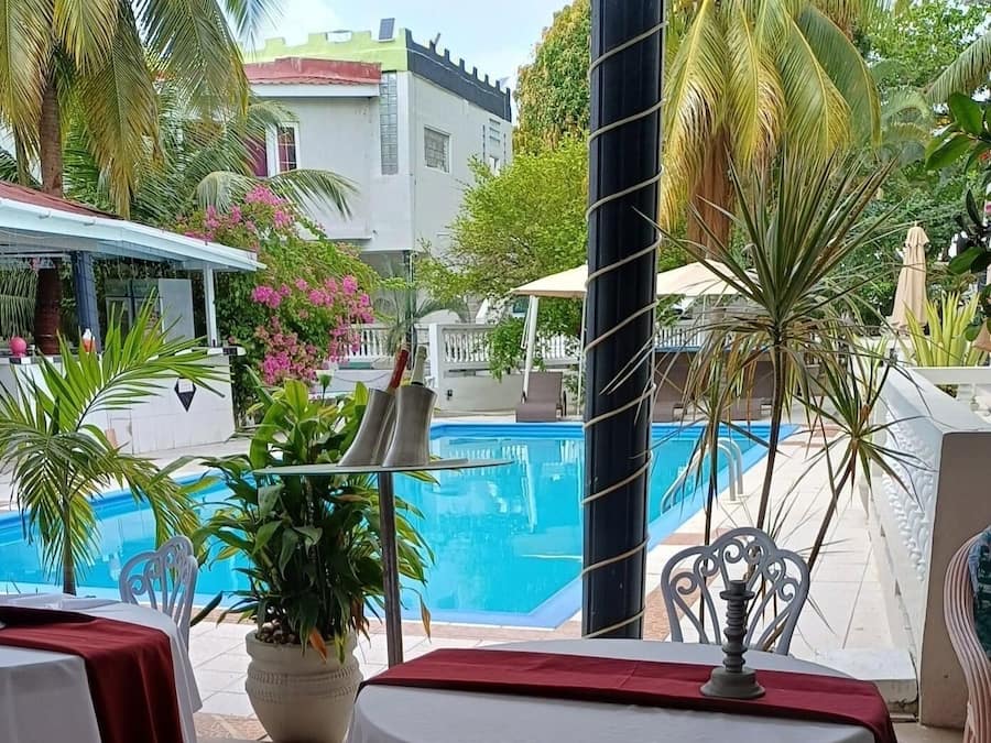 Petit déjeuner, déjeuner et dîner servis sur place, vue sur la piscine