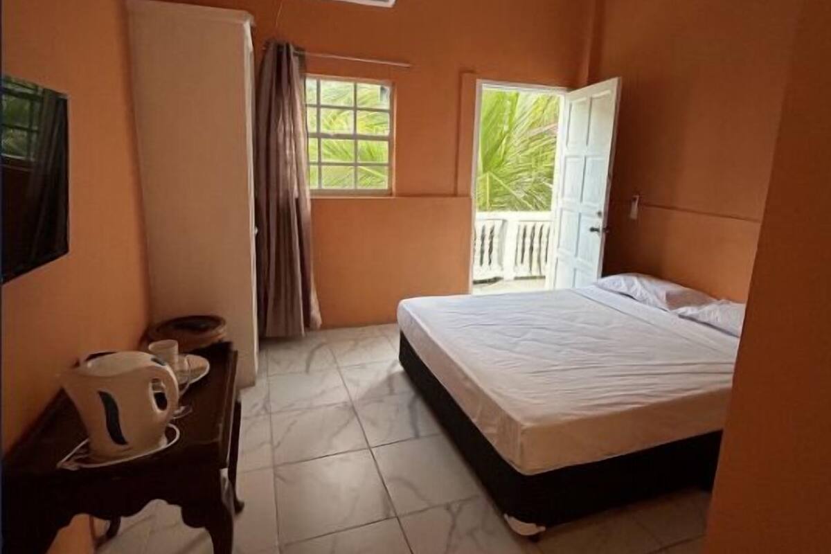Comfort Single Room | Desk, laptop workspace, blackout drapes, iron/ironing board