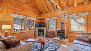 TV, caminetto, lettore DVD, tavolo da ping pong