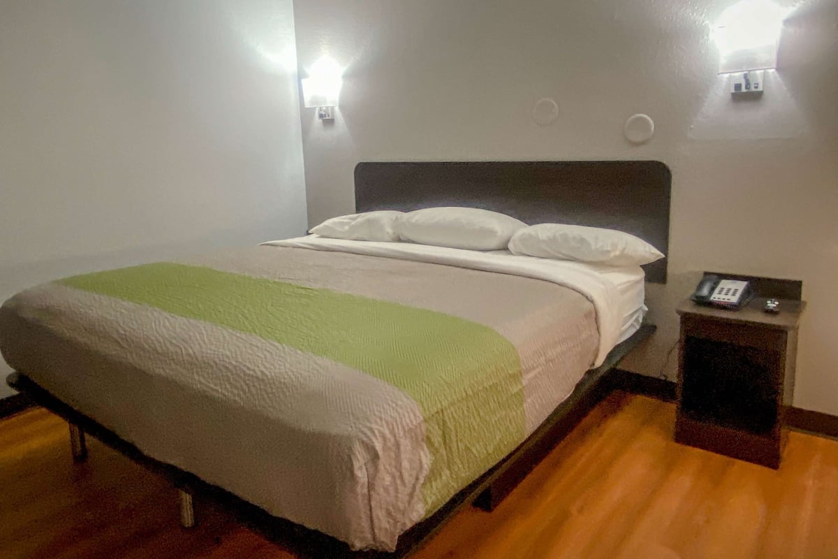 Tabla de planchar con plancha, wifi gratis y ropa de cama