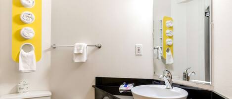 Combined shower/tub, towels
