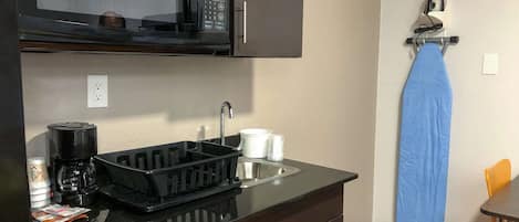 Kjøleskap, mikrobølgeovn, kaffetrakter/tekoker og brødrister