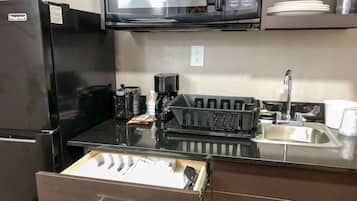 Refrigerador con congelador, microondas, cafetera y tetera y tostadora