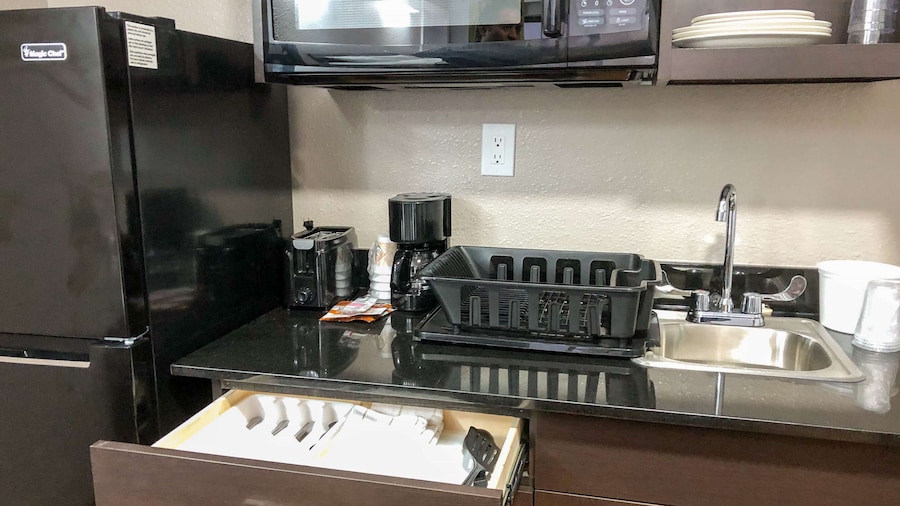 Studio 6 Wichita, KS - Airport