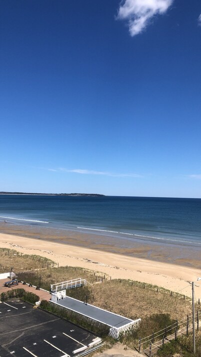 Beautiful Oceanview 2 Bedroom Condo With  Spacious Living Area