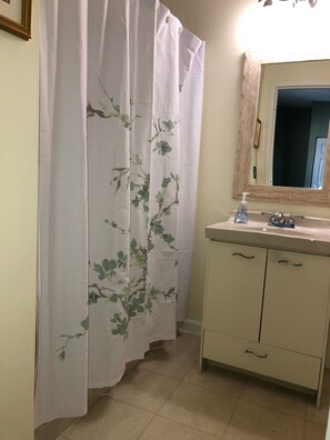 淋浴/盆浴组合、吹风机、毛巾、肥皂