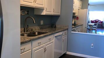 雪櫃、微波爐、焗爐、爐具