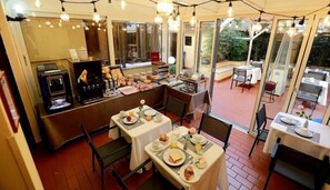 Daily continental breakfast for a fee - Hotel Pullman Life (Rome)