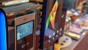Eine KREA Kaffeemaschine mit digitaler Anzeige und dem NECTA-Logo.