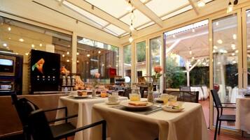 Tägliches kontinentales Frühstück (5.00 EUR pro Person)