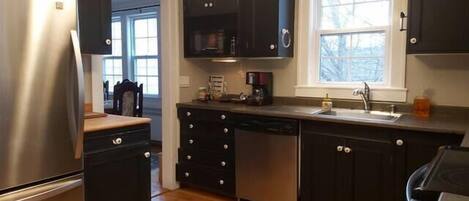 Kylskåp, mikrovågsugn, ugn och spishäll