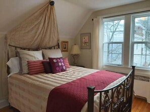 3 bedrooms, iron/ironing board, free WiFi, bed sheets - 1930's Gingerbread Style - Ambience & Waterviews (Armdale)