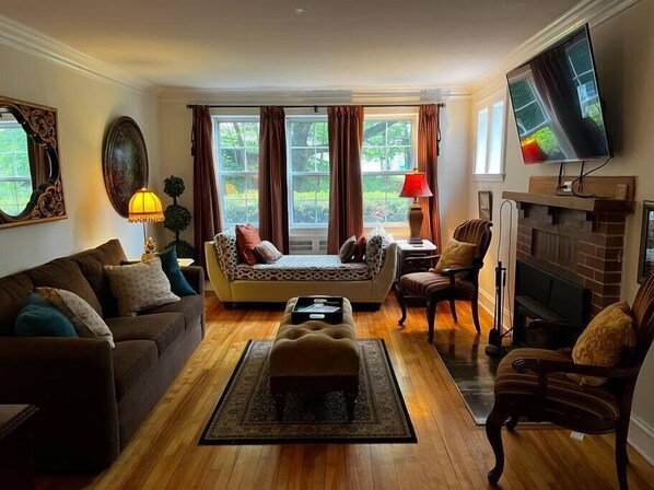 TV, books - 1930's Gingerbread Style - Ambience & Waterviews (Armdale)