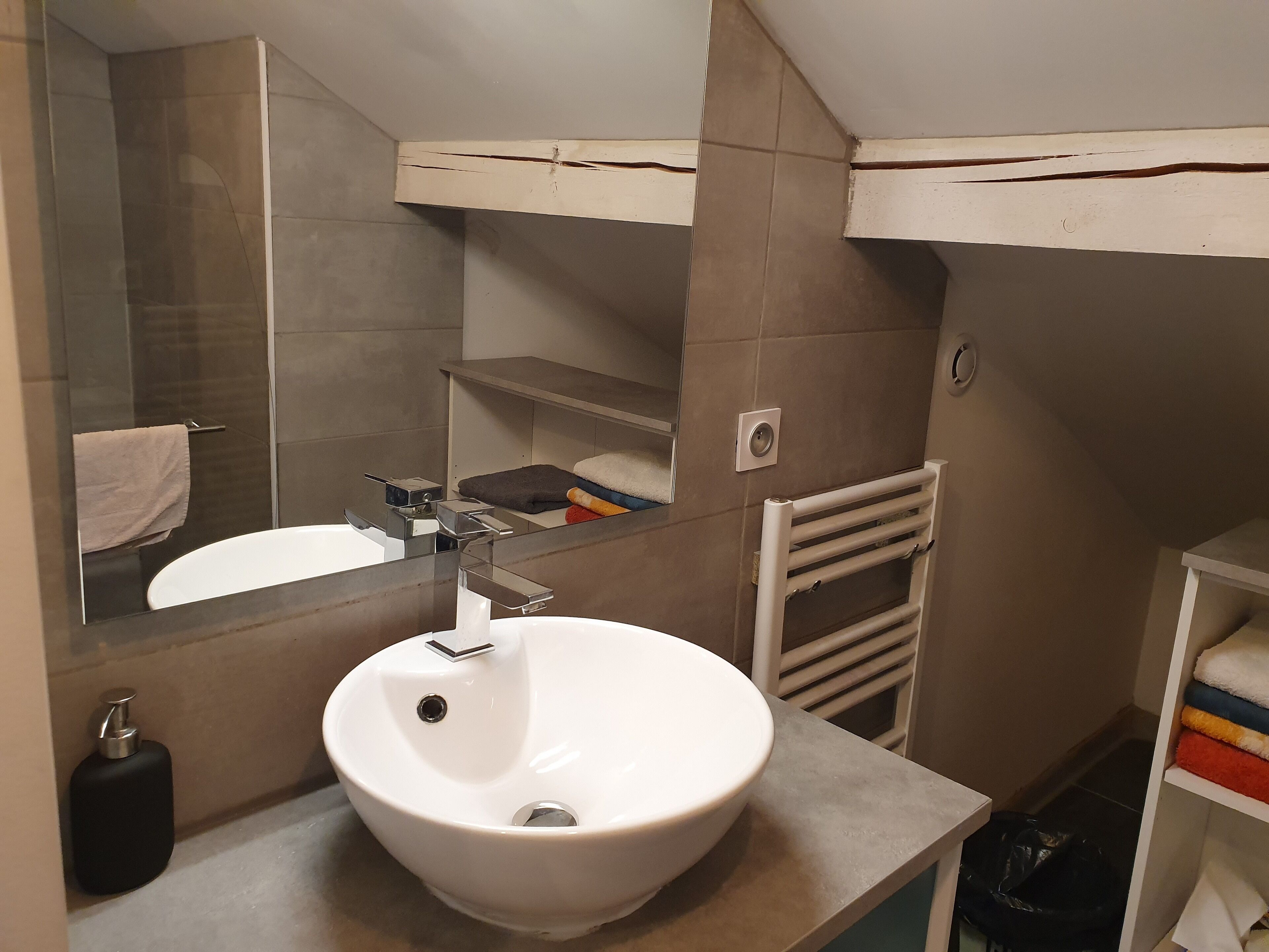 Dusche, Haartrockner, Handtücher, Seife