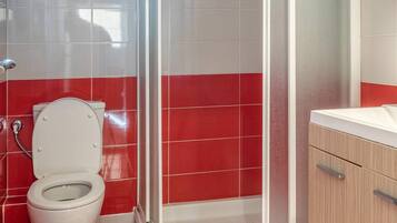 Shower, hair dryer, towels, shampoo