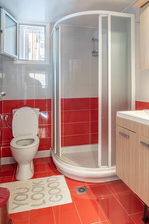 Shower, hair dryer, towels, shampoo