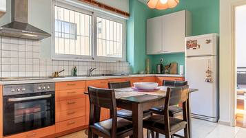Fridge, oven, coffee/tea maker, electric kettle