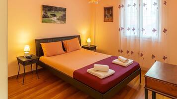 2 bedrooms, desk, iron/ironing board, WiFi
