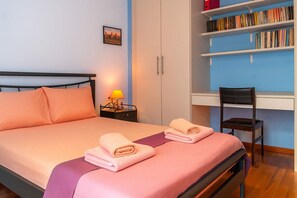 2 chambres, bureau, fer et planche à repasser, lit parapluie