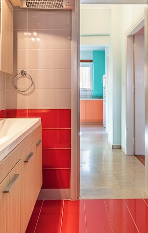 Shower, hair dryer, towels, shampoo