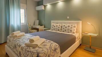 2 bedrooms, desk, iron/ironing board, travel crib