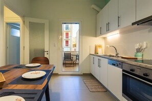 Een koelkast, een oven, een vaatwasser, een koffiezetapparaat/waterkoker