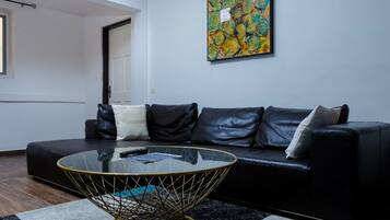 Apartment, 2 Bedrooms | Ruang tamu | TV skrin rata