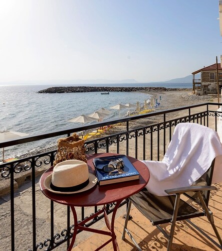 Waveside Sanctuary - Luxurious Seastone Villa