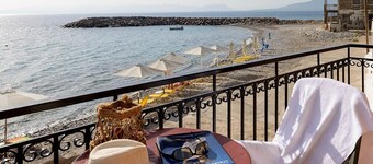 Waveside Sanctuary - Luxurious Seastone Villa