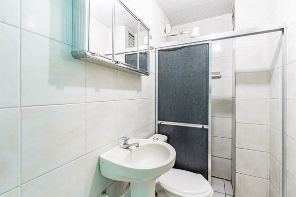 Twin Room | Bathroom | Towels, soap, shampoo, toilet paper