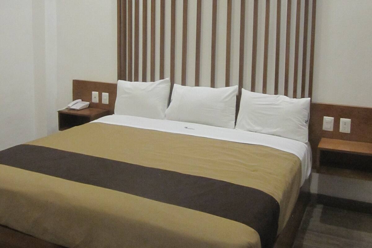 Chambre Standard, 1 très grand lit | Salle de bain | Douche, serviettes fournies