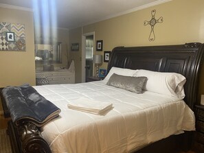 4 bedrooms, desk, iron/ironing board, free WiFi