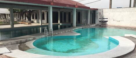 Una piscina al aire libre