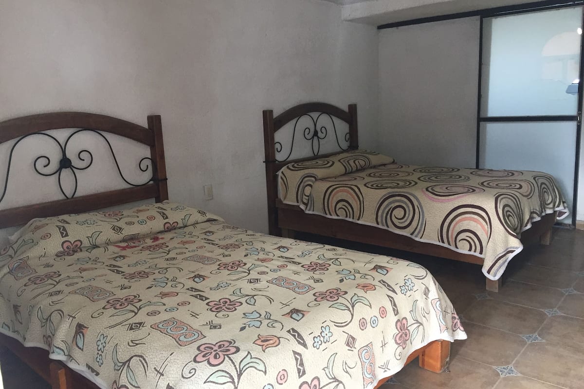 Habitación estándar, 2 camas de matrimonio | Wifi gratis y ropa de cama