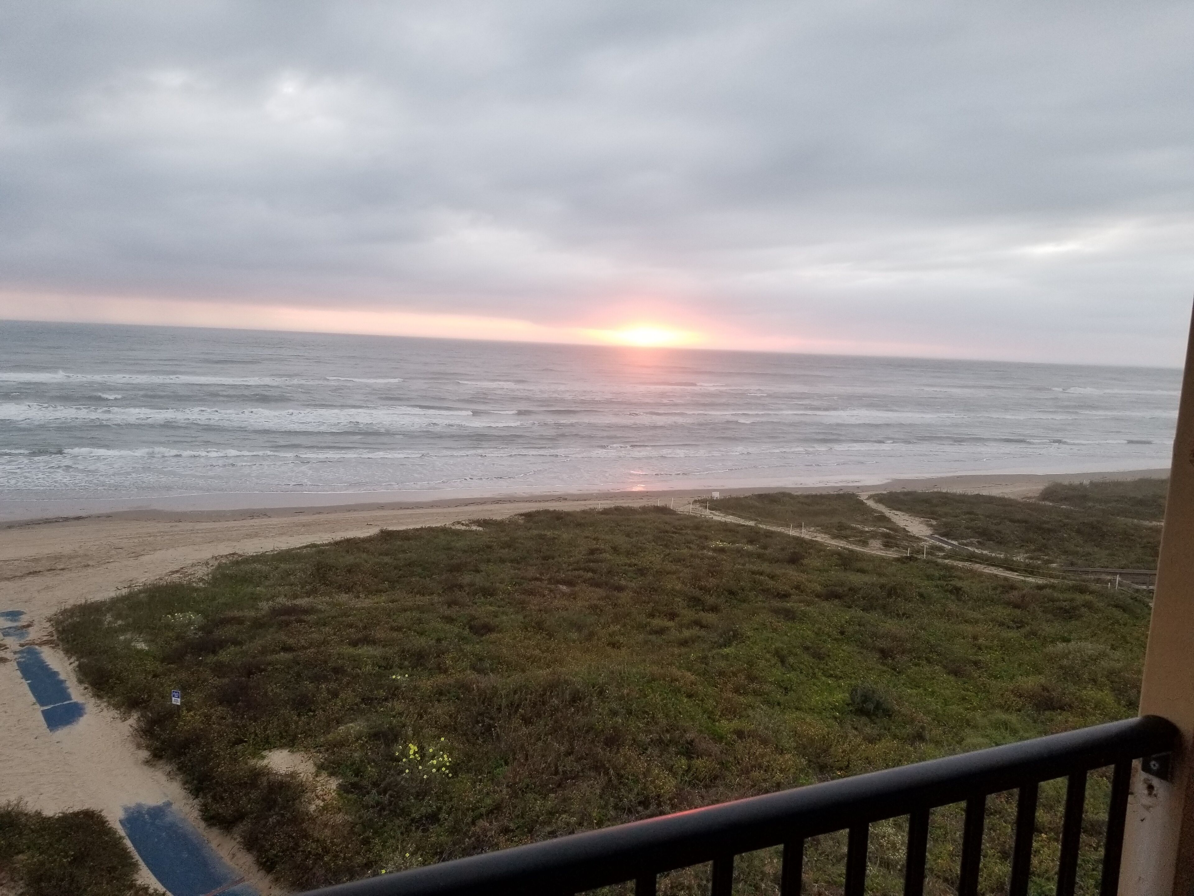 En la playa y camastros 