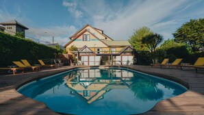 Outdoor pool, sun loungers - Socia/tel Pucon (Pucón)