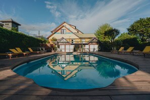 Piscina a l'aire lliure i gandules