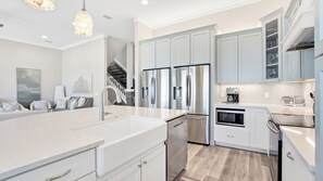 Frigorífico, microondas, horno y placa de cocina