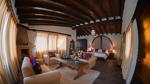Superior Double Room | Peralatan tempat tidur premium, gebar bulu kapas 