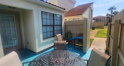 Condominio de 2 camas a pocos pasos de la arena!