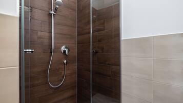 Secadora de cabello, toallas, jabón, papel de baño