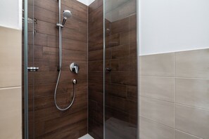 Ducha, secador de pelo, toallas y jabón