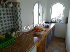 Refrigerador, horno, placa de cocina, cafetera/tetera